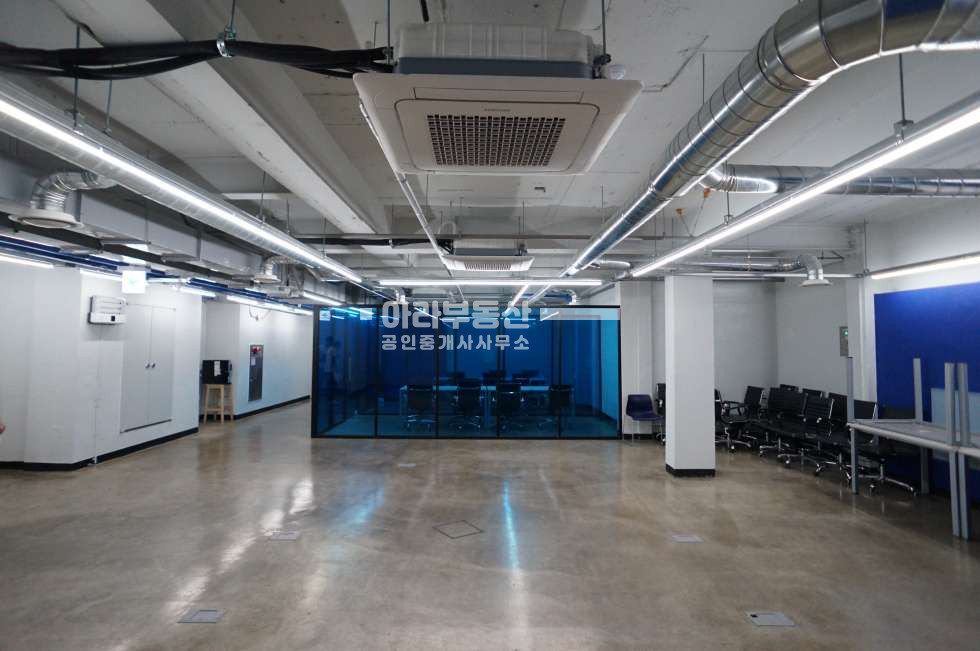 서울 성동구 성수동1가 13-3 대로변 디자인 건물내외관 지하임대,썬큰 월세 매물번호 10731 사진 2