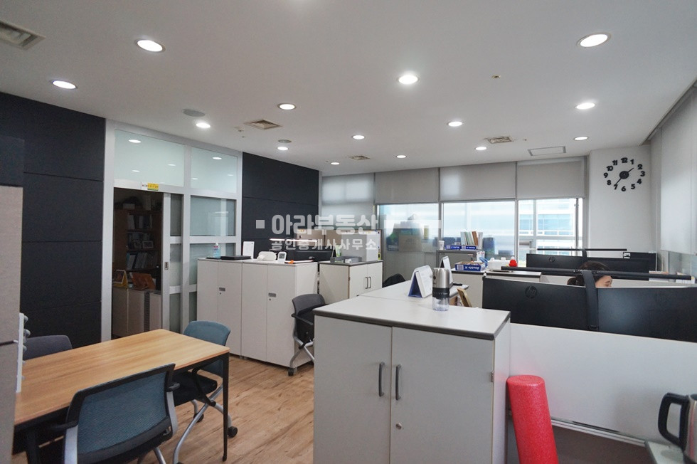서울 성동구 성수동1가 14-18 (서울숲 코오롱디지털타워 Ⅲ) 뚝섬역 도보1분거리 룸2개 코너호실 월세 매물번호 10766 사진 1