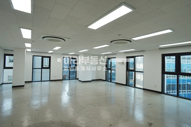 서울 성동구 성수동2가 281-2 관리 잘된 건물내외관 개끗한 사무실 월세 매물번호 10219 사진 2
