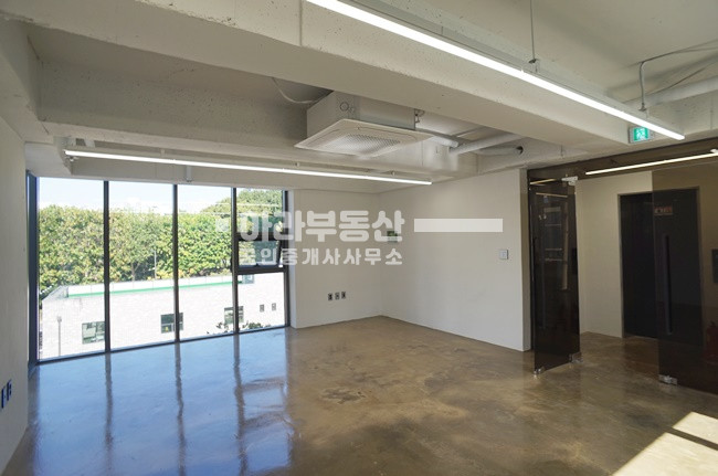 서울 성동구 성수동1가 디자인 건물내외관 노출형 인테리어 월세 매물번호 10817 사진 1