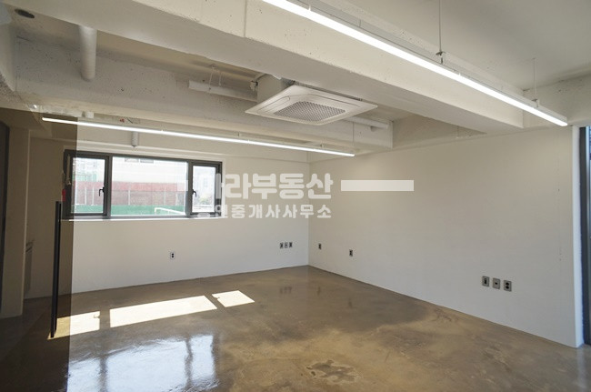 서울 성동구 성수동1가 디자인 건물내외관 노출형 인테리어 월세 매물번호 10817 사진 4