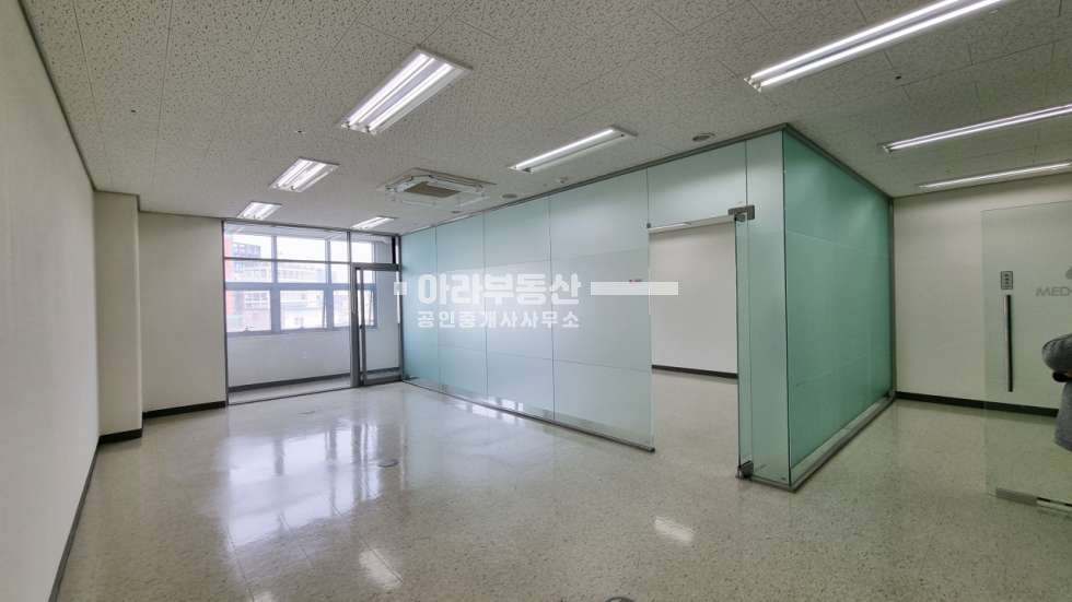 서울 성동구 성수동2가 323 (서울숲 드림타워) 카페거리내 지식산업센터 큰유리룸1 인테리어 월세 매물번호 10872 사진 1