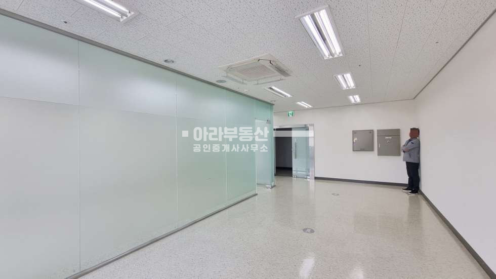 서울 성동구 성수동2가 323 (서울숲 드림타워) 카페거리내 지식산업센터 큰유리룸1 인테리어 월세 매물번호 10872 사진 4
