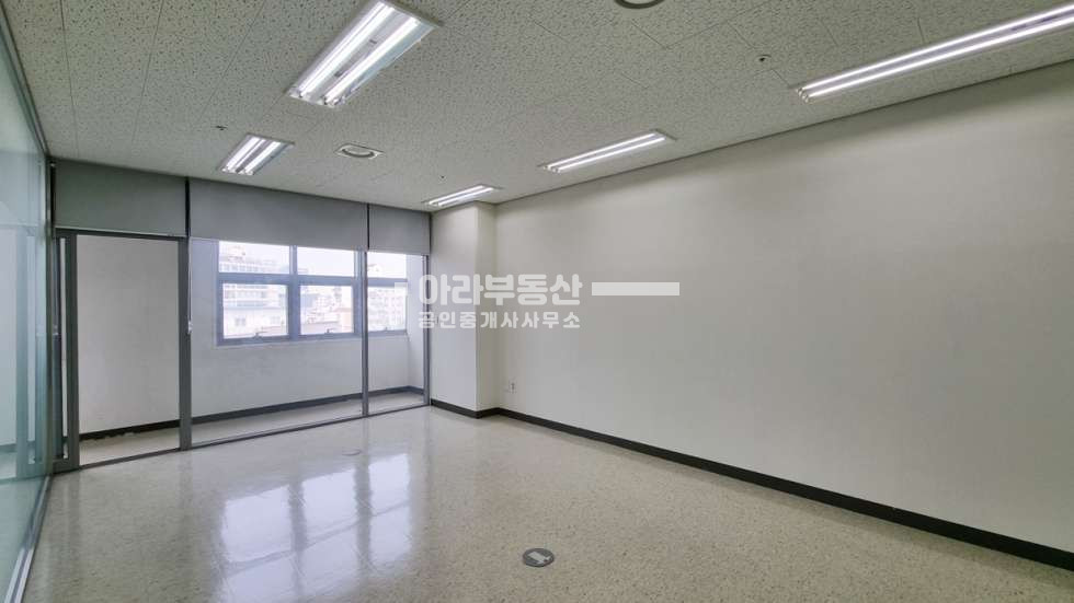 서울 성동구 성수동2가 323 (서울숲 드림타워) 카페거리내 지식산업센터 큰유리룸1 인테리어 월세 매물번호 10872 사진 6