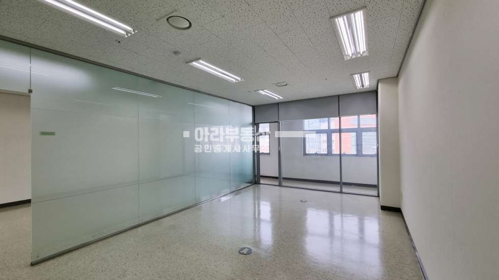 서울 성동구 성수동2가 323 (서울숲 드림타워) 카페거리내 지식산업센터 큰유리룸1 인테리어 월세 매물번호 10872 사진 7