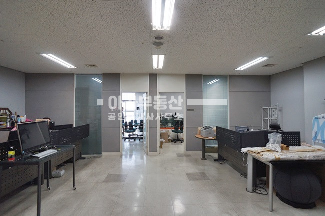서울 성동구 성수동2가 281-16 (일신건영휴먼테코) 룸2개,탕비실,실입주가능 저렴한 사무실 매매 매물번호 10120 사진 1